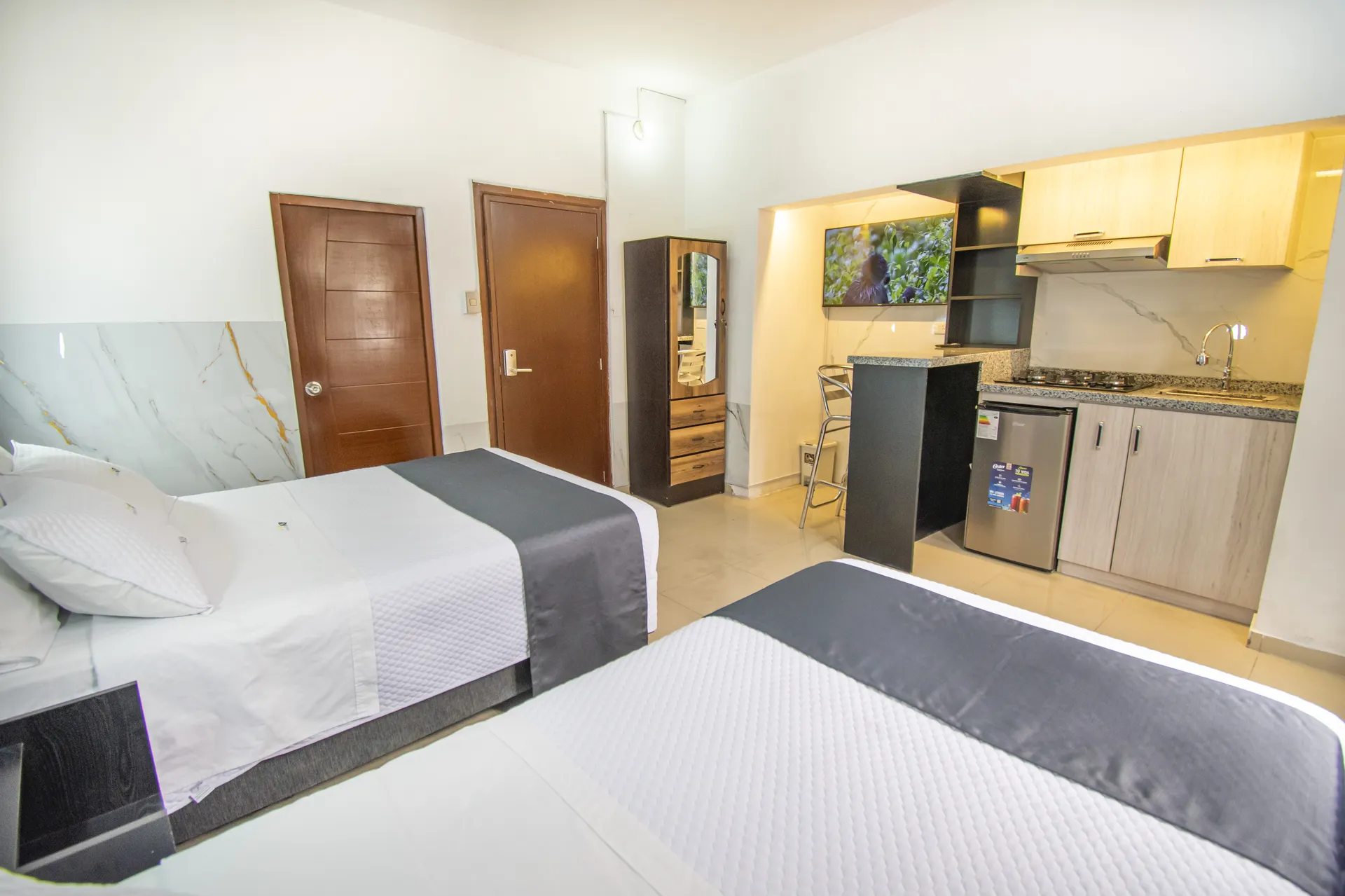 Studio with 2 Beds, Private Bathroom and Kitchen